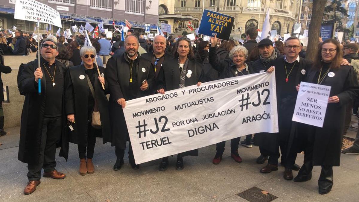 Grupo de compañeros Abogados y Procuradores de Teruel y Jaca, en el centro de la manifestación a pie de Congreso.