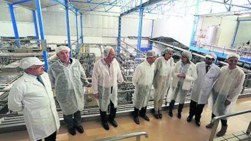 Quintana y Louzán con responsables de Clesa. // FdV