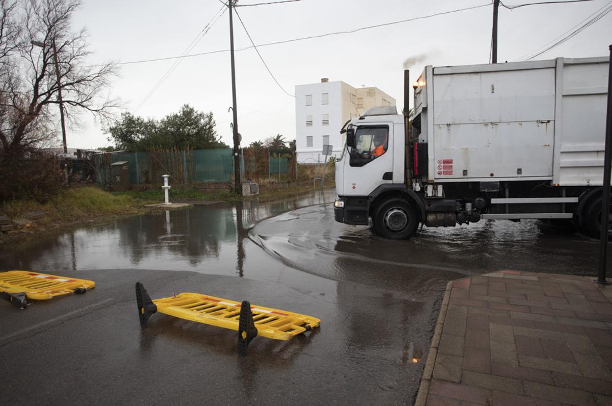 El Temporal estalla contra Cases de Queralt se lleva arena de Malvasur e inunda calles en Almardà El Temporal estalla contra Cases de Queralt se lleva arena de Malvasur e inunda calles en Almardà