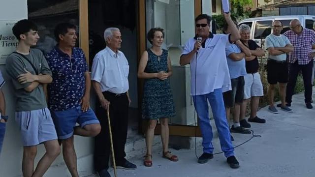 Borau, con bastón, junto ala alcaldesa Lola Giménez.  | AYUNTAMIENTO DE BISCARRUÉS