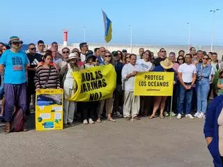 Los grupos políticos se unen contra la piscifactoría mientras el alcalde calla