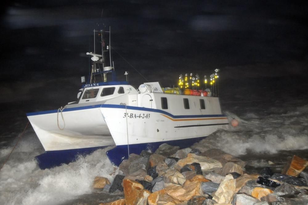 Un catamarà apareix a la platja de Blanes