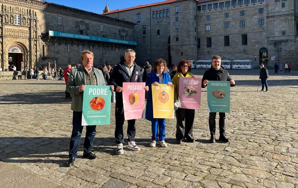 Rafael Silva, por la izquierda, Moncho Fernández, Goretti Sanmartín, Pilar Lueiro y Juan Vázquez