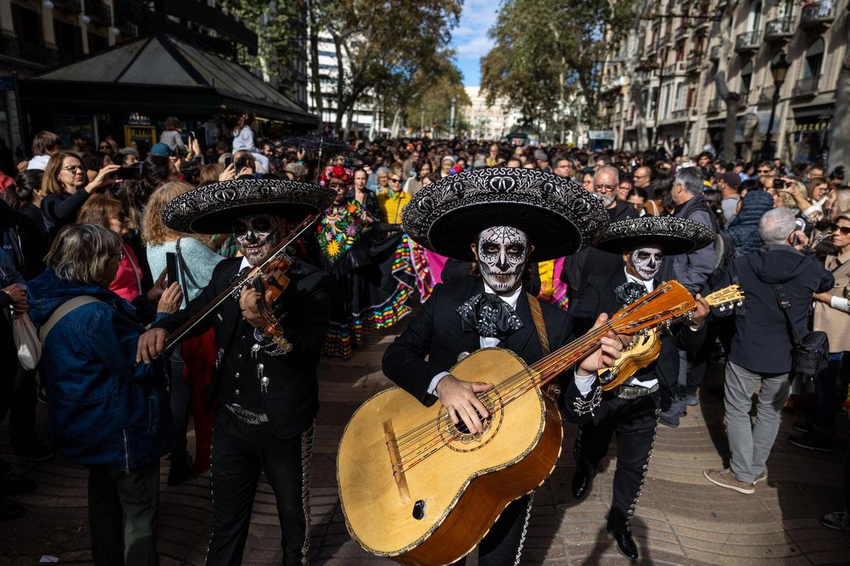 Espectacular desfile de Catrinas por La Rambla