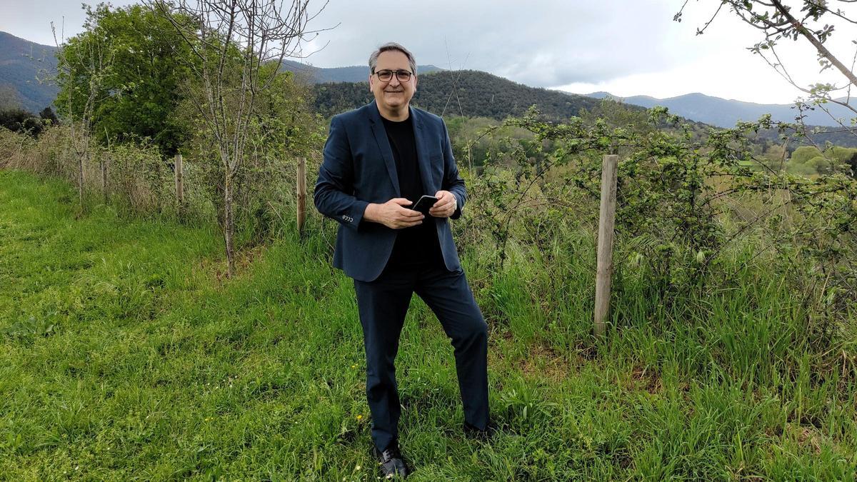 Joan Juncà, en el punto donde construirán en nuevo Ca L'Enric, en La Vall de Bianya.