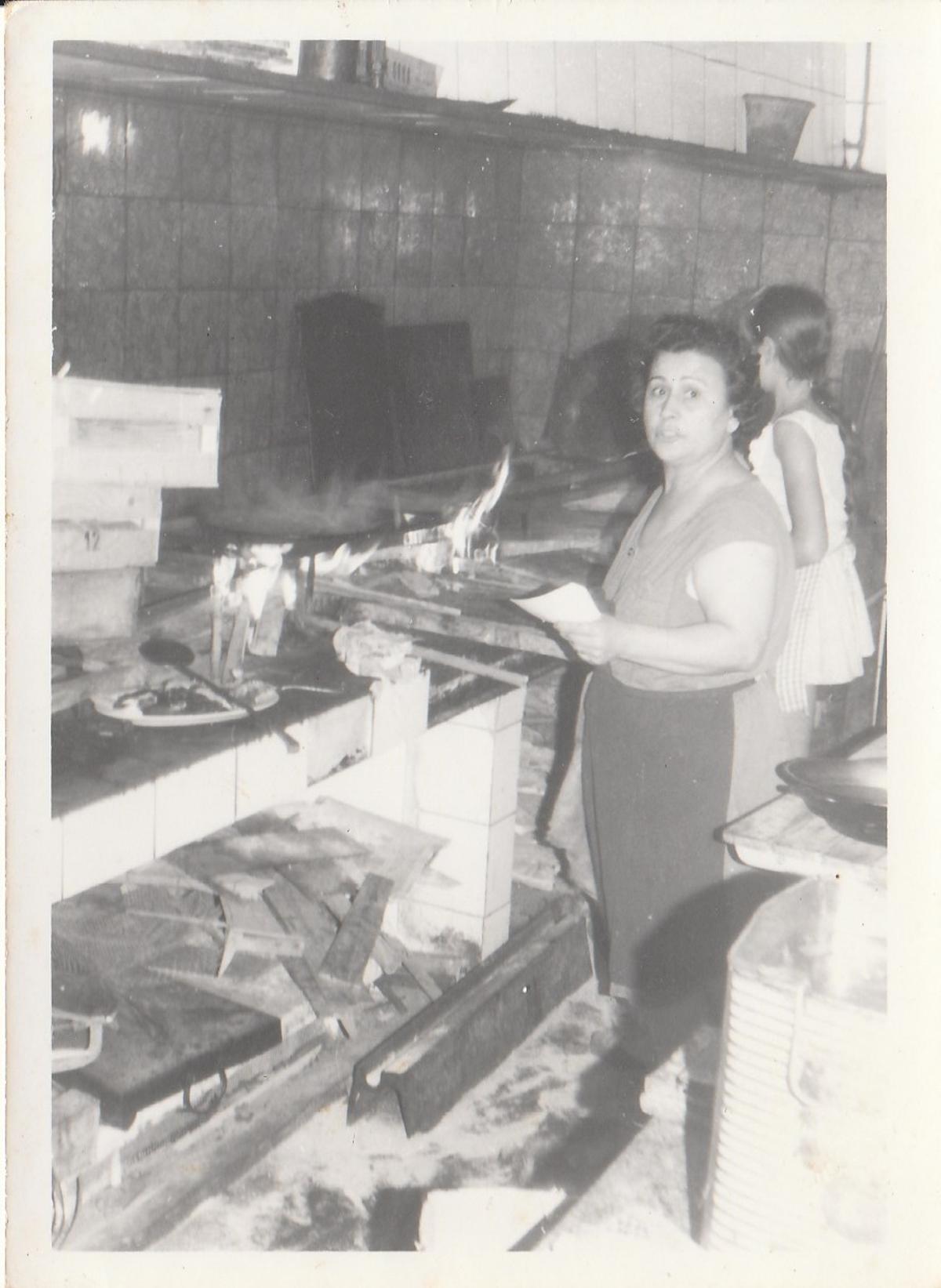 El restaurante se ha caracterizado tradicionalmente por cocinar las paellas a leña.