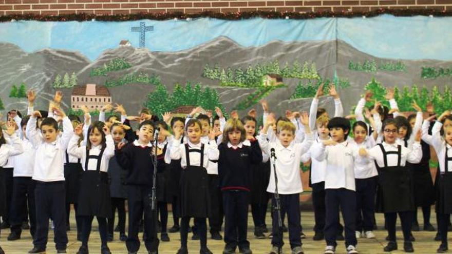 Uno de los grupos escolares del Sagrada Familia en plena actuación