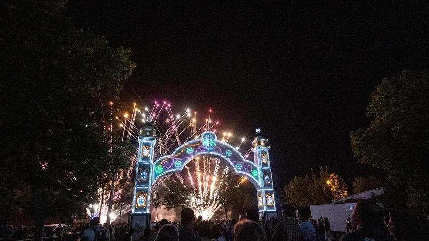 La feria ilumina todo Cáceres y arranca la semana grande con conciertos gratis, macrocasetas, toros y cacharritos