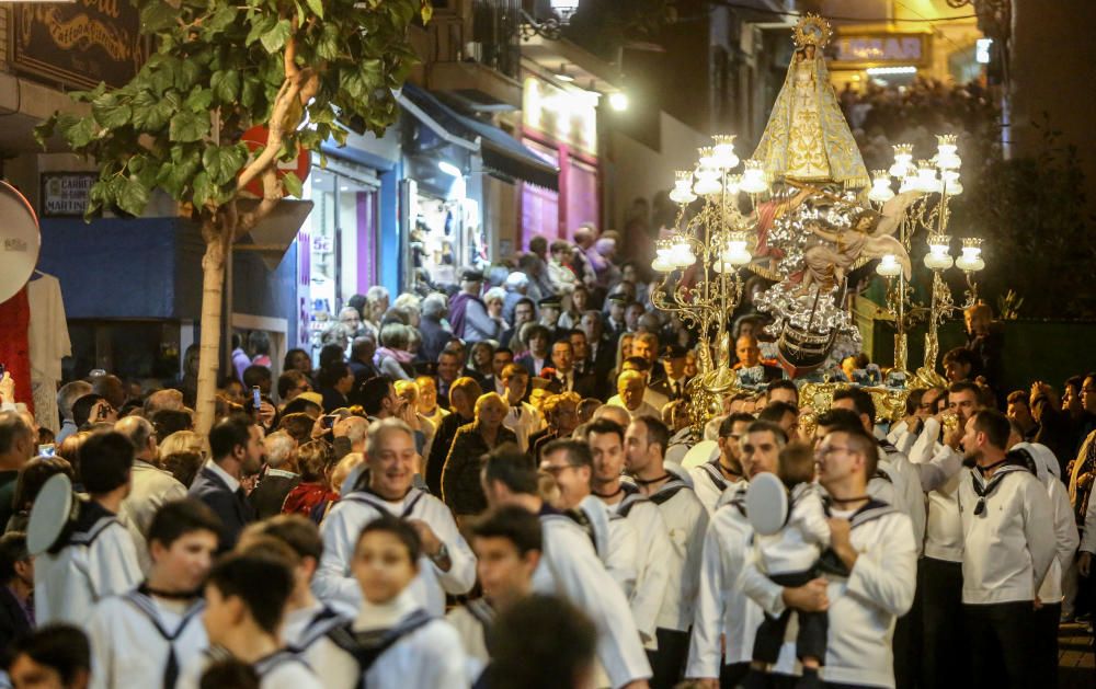 Varios momentos de la procesión de ayer en honor a la Verge del Sofratge que recorrió las calles del centro llenas de gente.