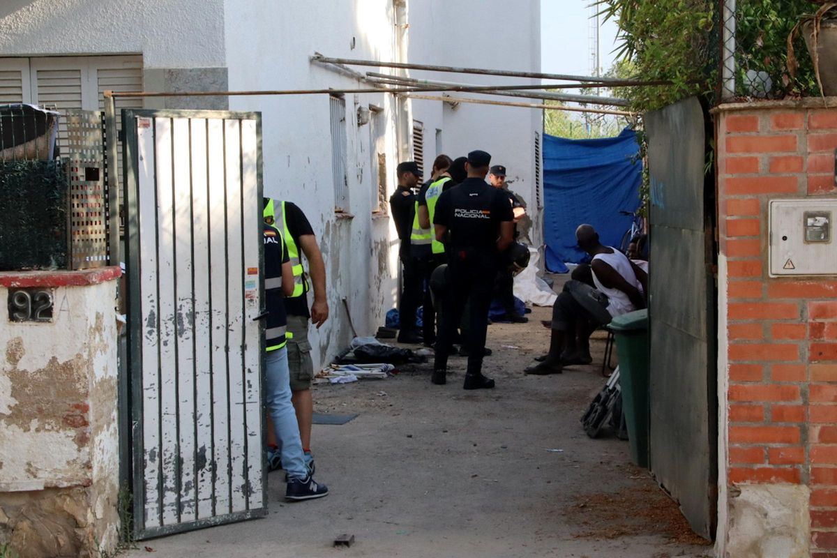 Registro de los cuerpos policiales este martes en Salou (Tarragonès), contra la falsificación y distribución del 'top manta'.
