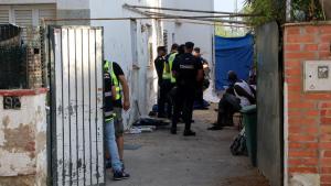 Registro de los cuerpos policiales este martes en Salou (Tarragonès), contra la falsificación y distribución del top manta.