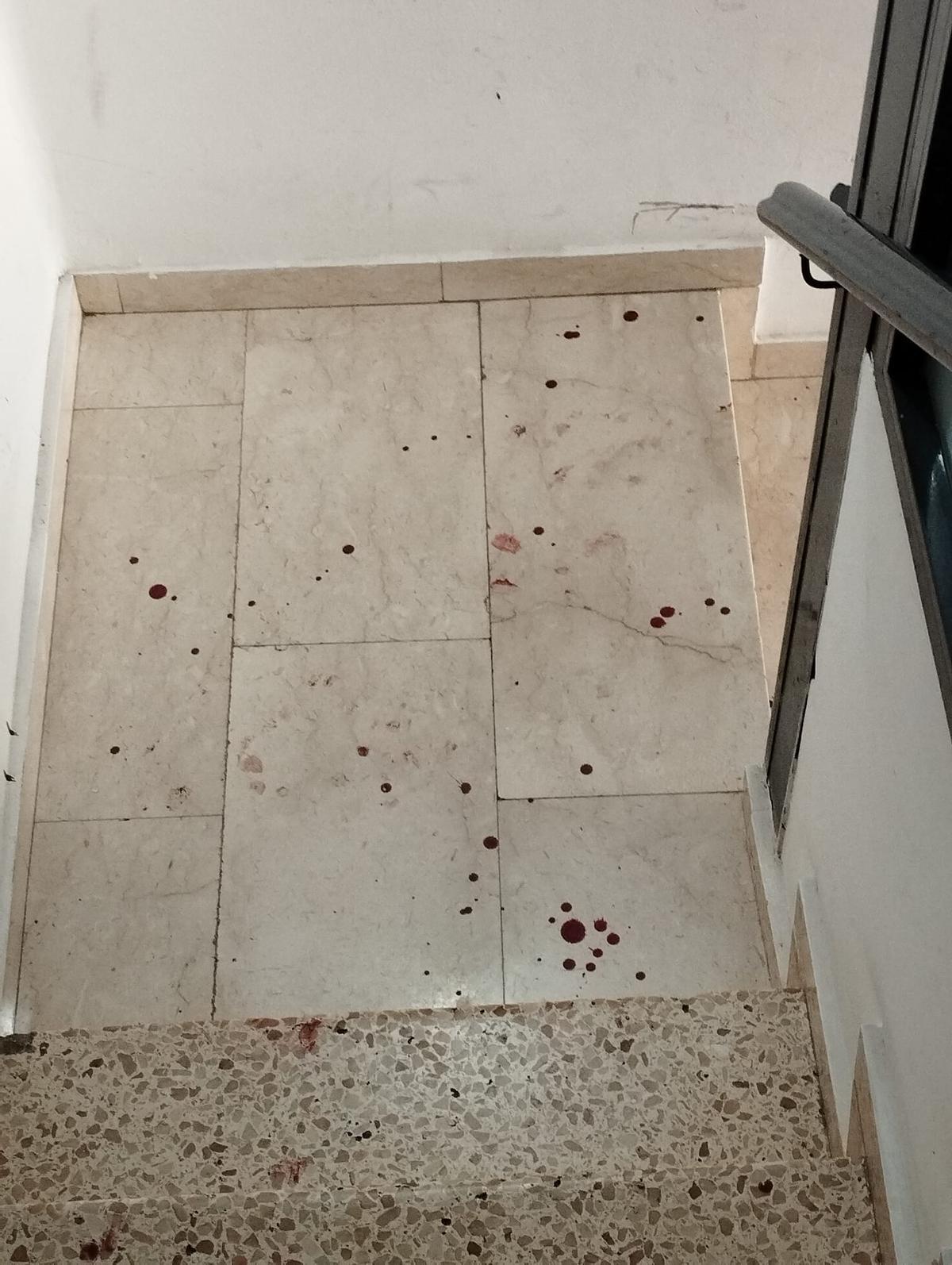 Sangre en uno de los descansillos del edificio
