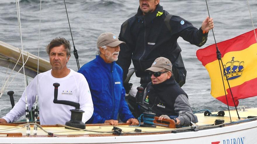 Juan Carlos I entrena para competir en la regata de Sanxenxo que lleva su nombre