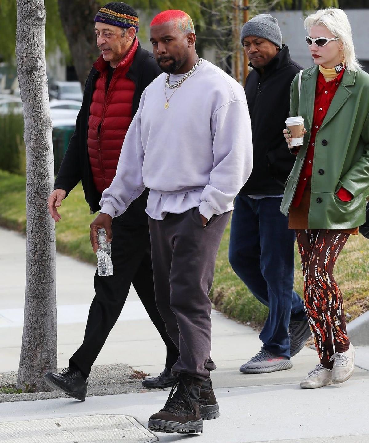 Kanye West por las calles de Los Ángeles con su pelo de colores