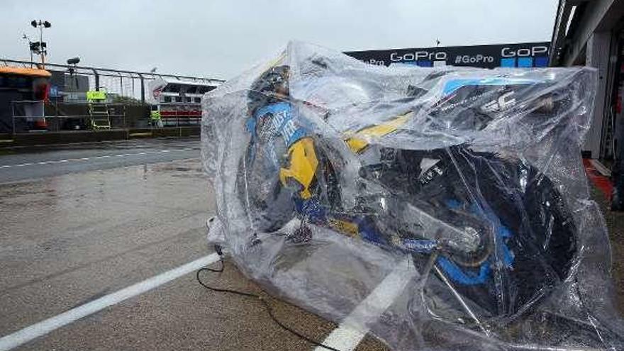 Una motociclieta, a cubierto de las lluvias.