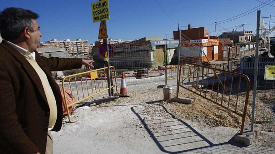 Un vecino muestra las obras de urbanización del PERI de Rabasa que se han paralizado