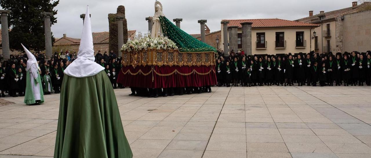 VÍDEO | Las damas le cantan la Salve a la Esperanza pese a la suspensión de la procesión