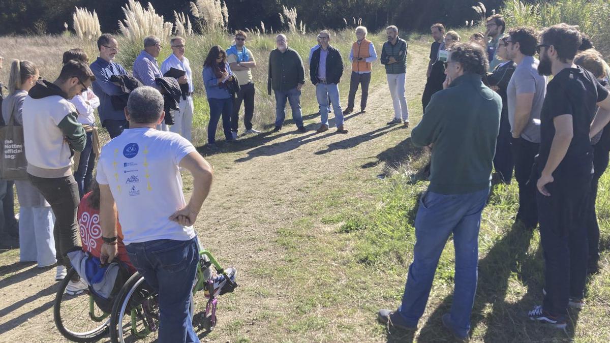 Una visita de arquitectos y personas con discapacidad al lugar donde se ubicará el espacio inclusivo.