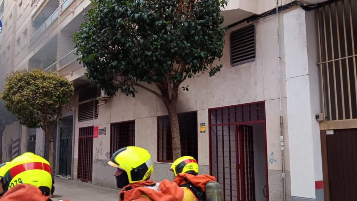 Bomberos a las puertas de las oficinas siniestradas