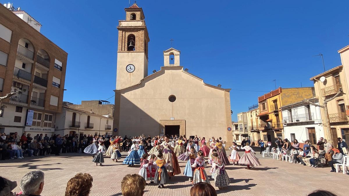 No faltó la actuación del Grup de Danses l’Ermita durante la mañana.