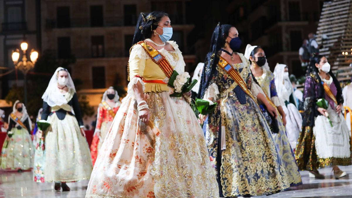 Búscate en el primer día de la ofrenda por la Calle Caballeros de las 21:00 a las 22:00