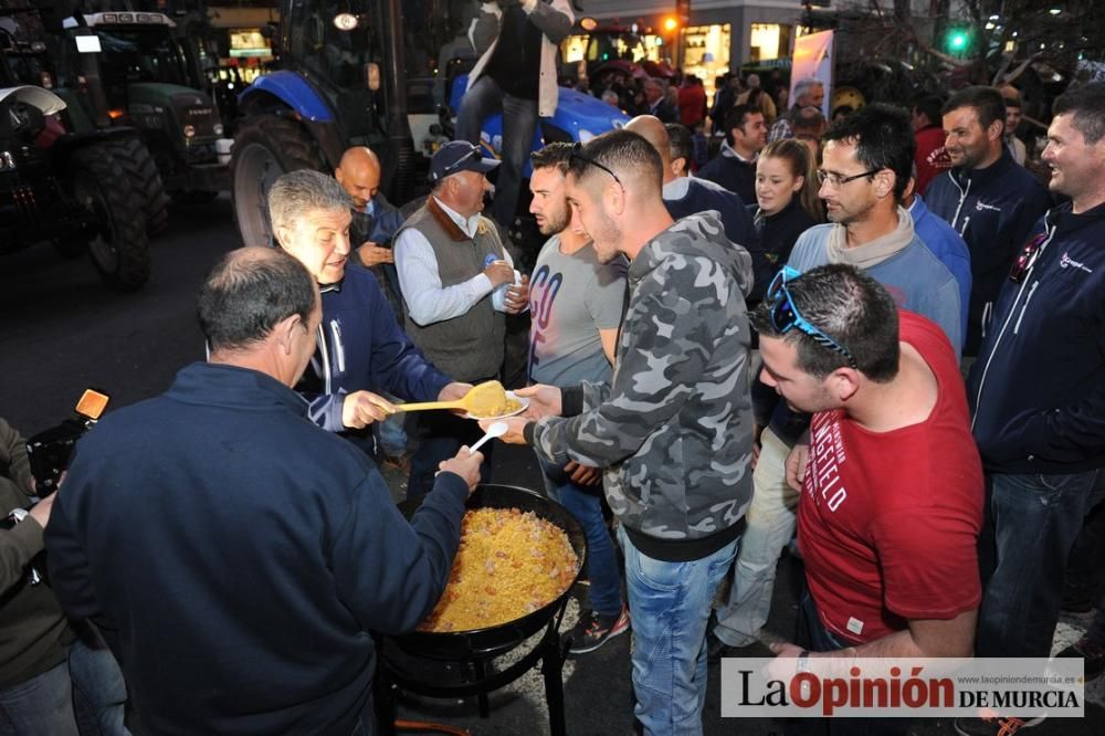 La noche de protesta de los agricultores se pasa con migas