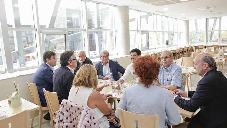 Los representantes populares, con personal del Parque Científico.