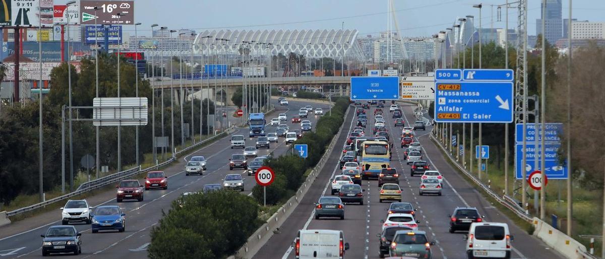 La Pista de Silla sigue sin la luz al completo desde 2010.