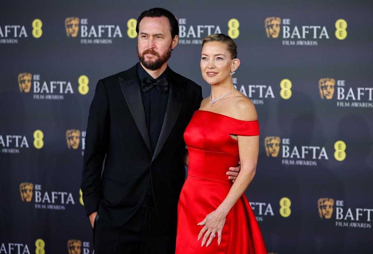 Los actores estadounidenses Danny Fujikawa y Kate Hudson, en la alfombra roja de los Premios BAFTA en el Royal Festival Hall de Londres.