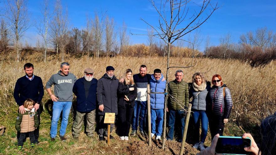 Los quintos de 2024 plantaron un árbol en el humedal el día 4 de febrero.  | SERVICIO ESPECIAL