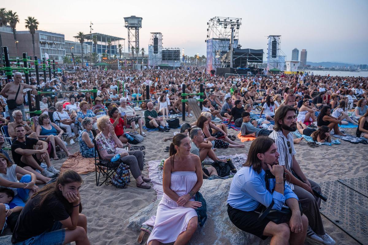 La Orquesta Sinfónica de Barcelona y Nacional de Cataluña (OBC), dirigida por Ludovic Morlot, presenta en una nueva edición de "Clàssica a la platja"