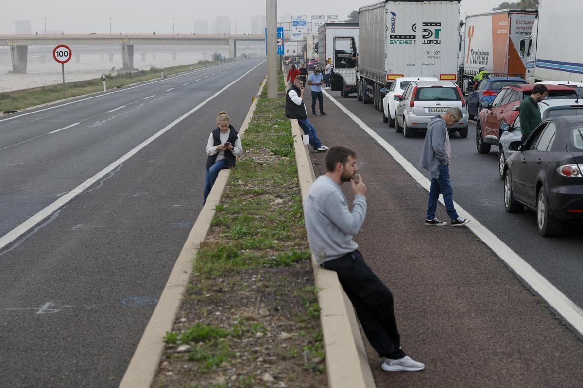 Personas atrapadas en una de las vías de acceso a Valencia el pasado miércoles.