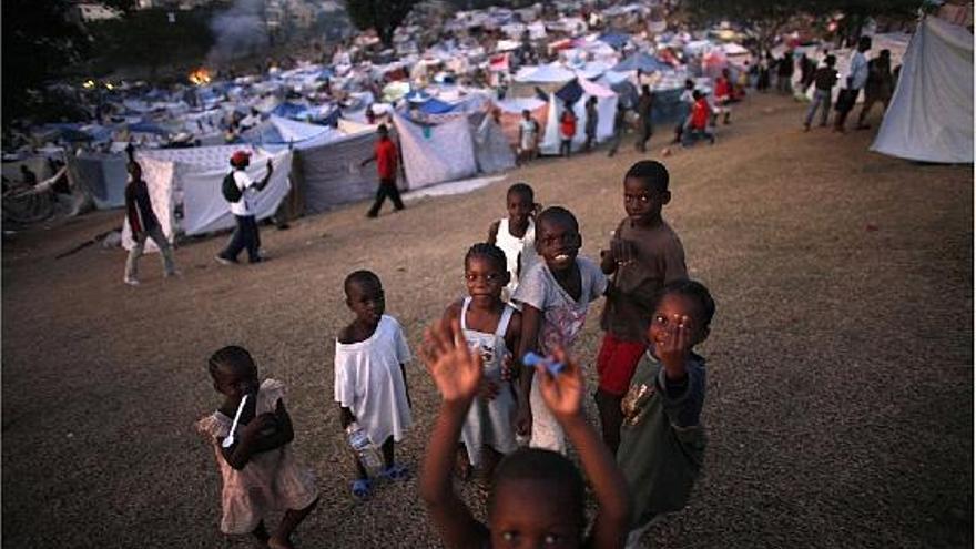 Un grupo de niños juega en un campo de refugiados que alberga a 50.000 personas en las afueras de Puerto Príncipe.