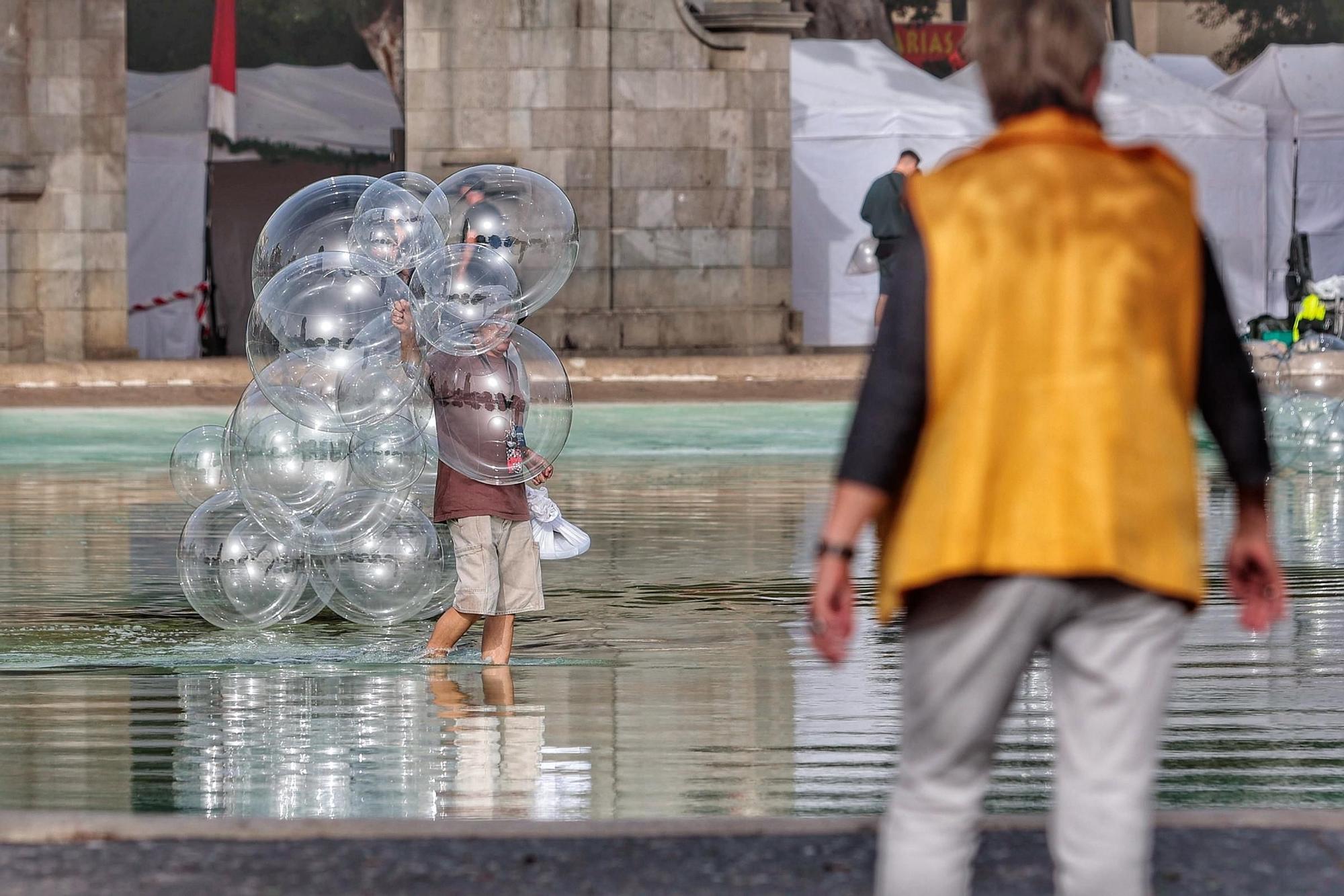Burbujas gigantes en el lago de la plaza de España