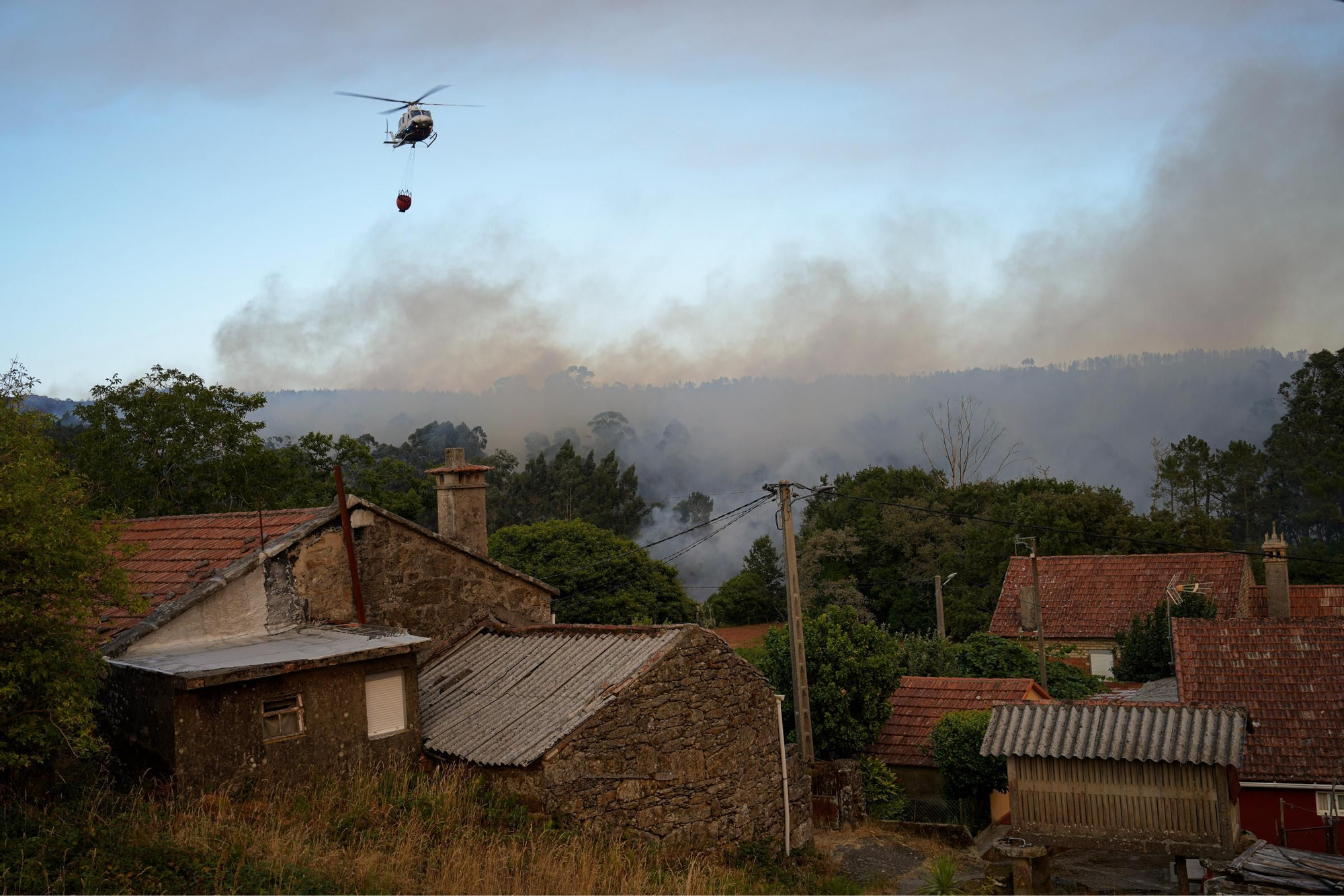 Valeixe, en A Cañiza, cercada por las llamas