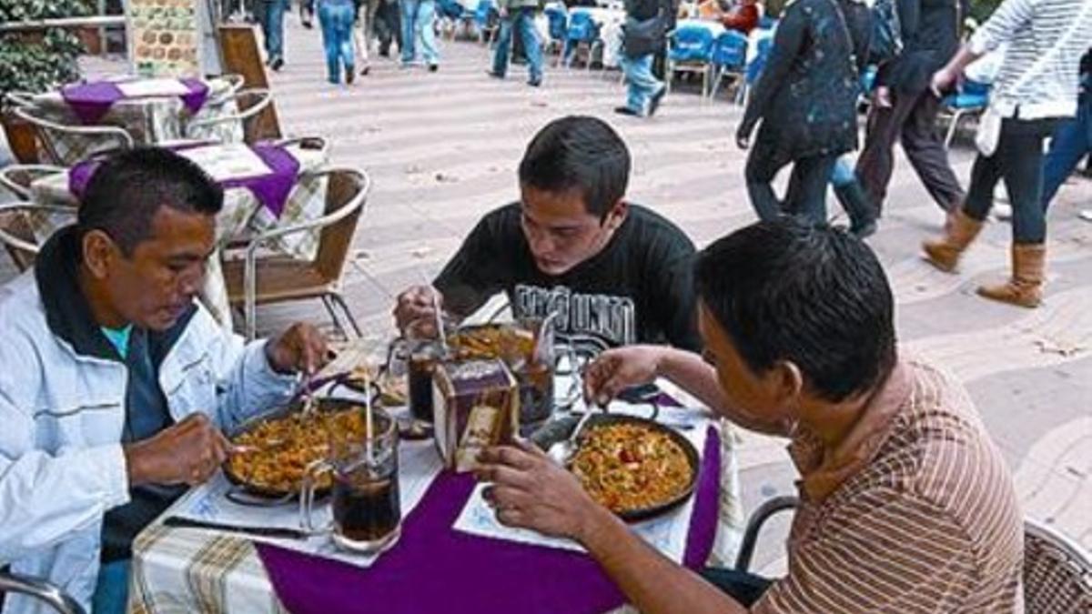 Paella y sangría  Turistas hondureños comen en la Rambla, ayer.