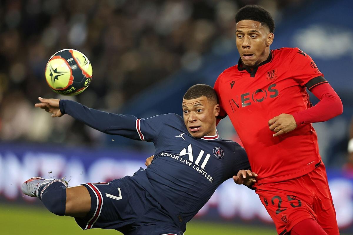 Kylian Mbappe y Jean-Clair Todibo pugnan en un PSG-Niza de la Ligue 1.