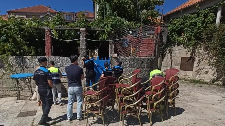 Poio precinta una tapería en Combarro que ya clausuró hace un año