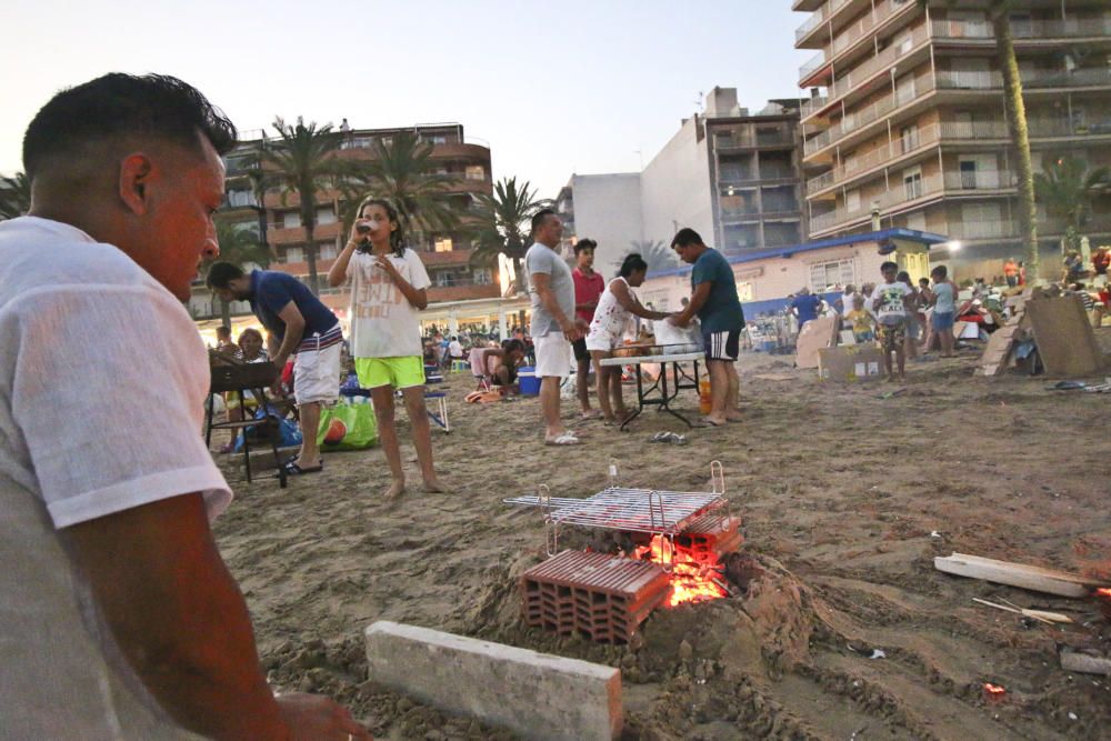 Noche de hogueras, baños, en las playas de la Vega Baja. En las imágenes grupos de amigos y familias en la playa del Cura de Torrevieja