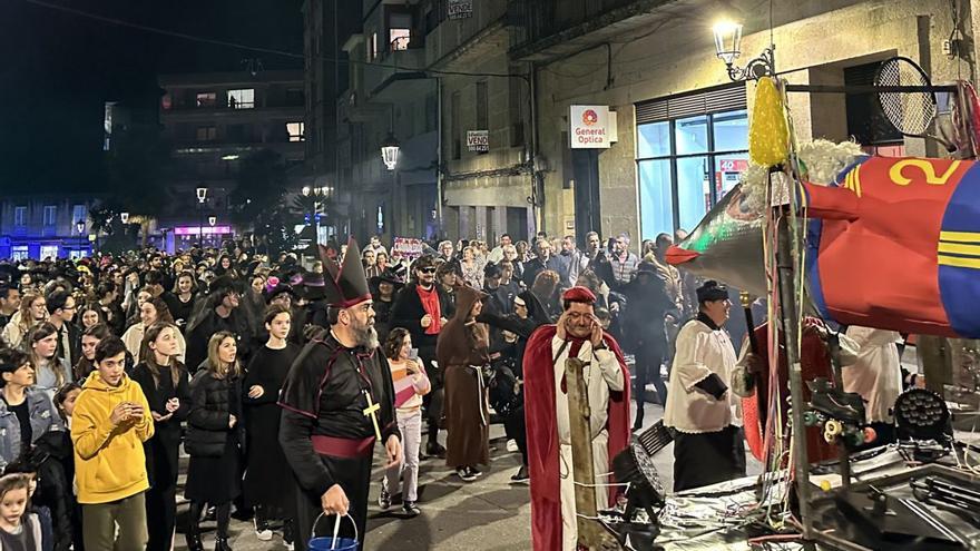 Asistentes lloran la muerte de la sardina, ayer, en Ponteareas.