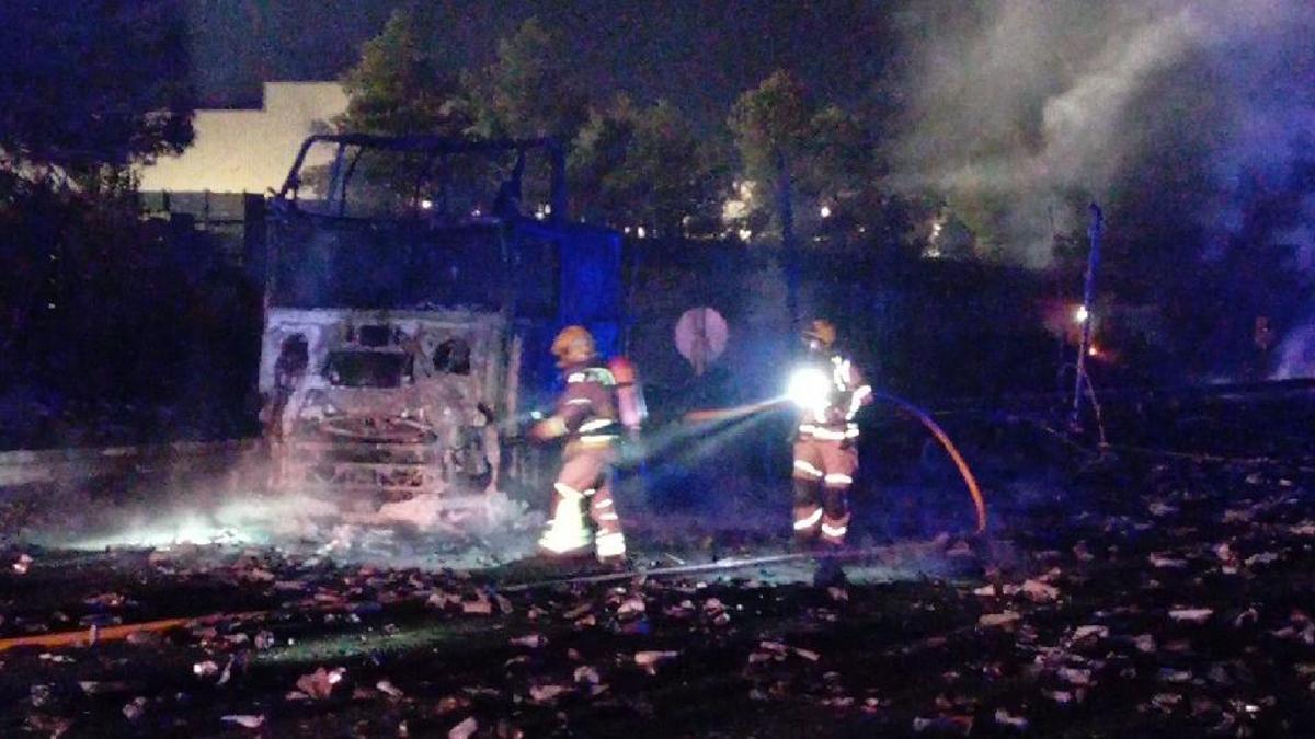 El camión incendiado en la AP-7 en Santa Margarida i els Monjos el lunes 18 de mayo de 2026