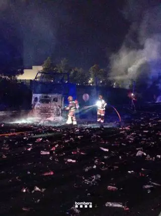 Un choque entre dos camiones acaba en incendio y corta la AP-7 en Santa Margarida i els Monjos