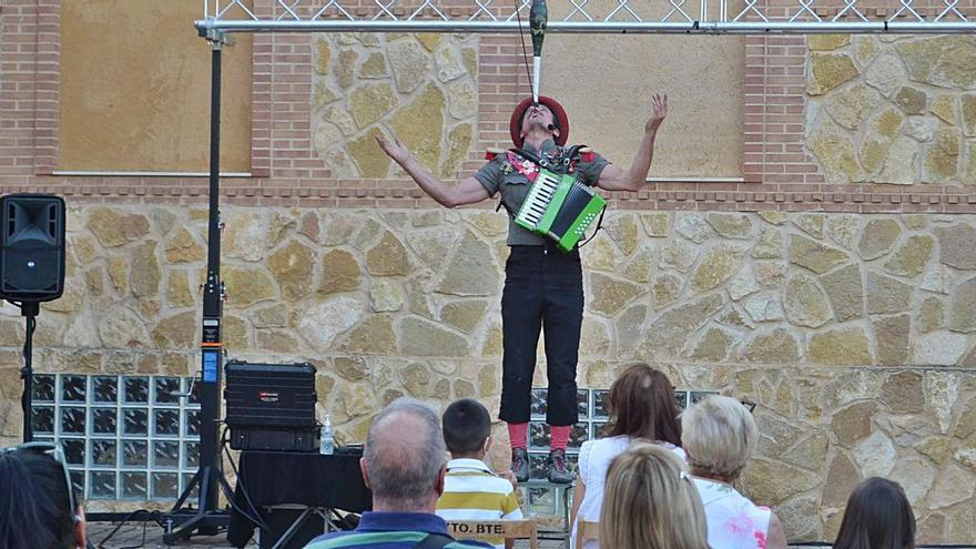 Una nueva entrega de “Lunes infantiles” con el humor, la música y los malabares de Máximo Óptimo 