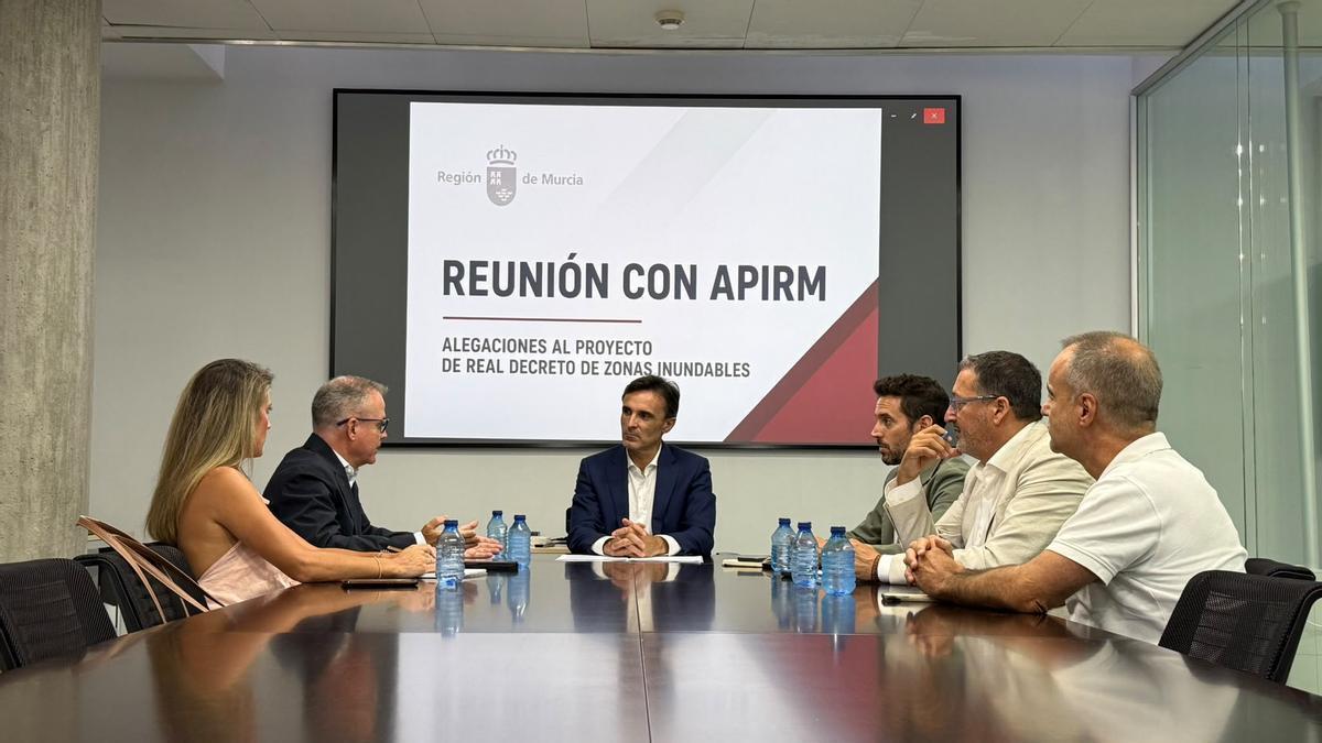 El consejero de Infraestructuras y Desarrollo Territorial, Jorge García Montoro, junto al presidente de Apirm, José Ramón Blázquez, durante la reunión mantenida para hablar la normativa estatal de zonas inundables.