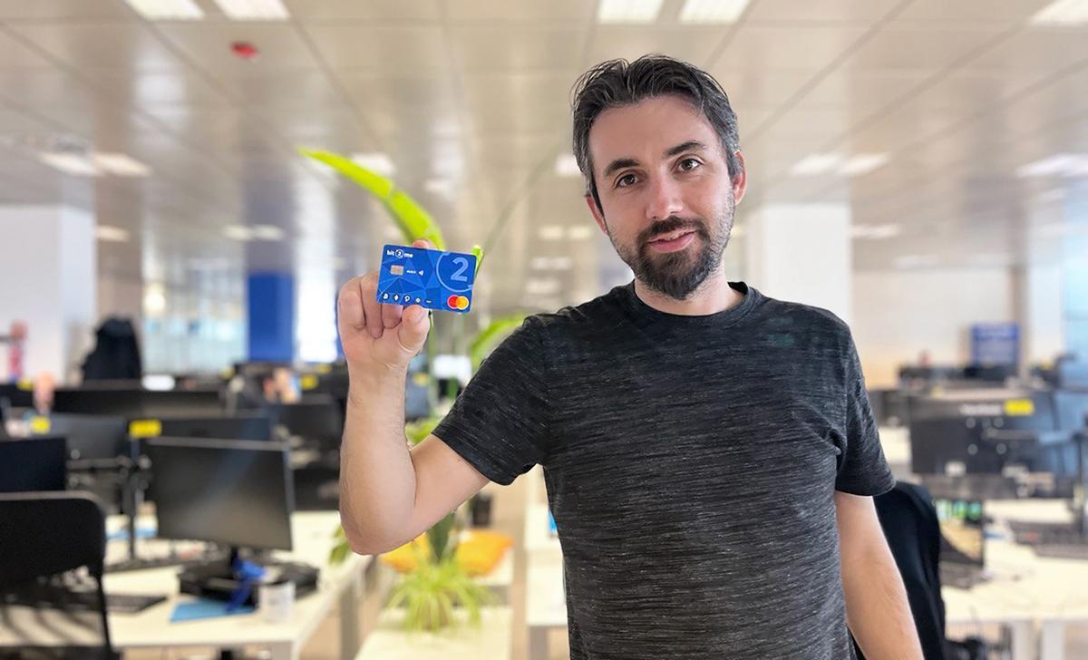 Leif Ferreira, CEO y fundador de Bit2Me, con la nueva tarjeta de la compañía y MasterCard. 