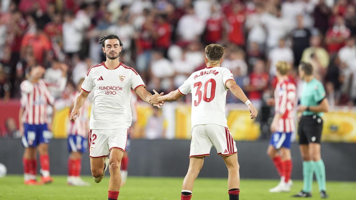 Miguel Sierra celebra el gol con Juan Iglesias.