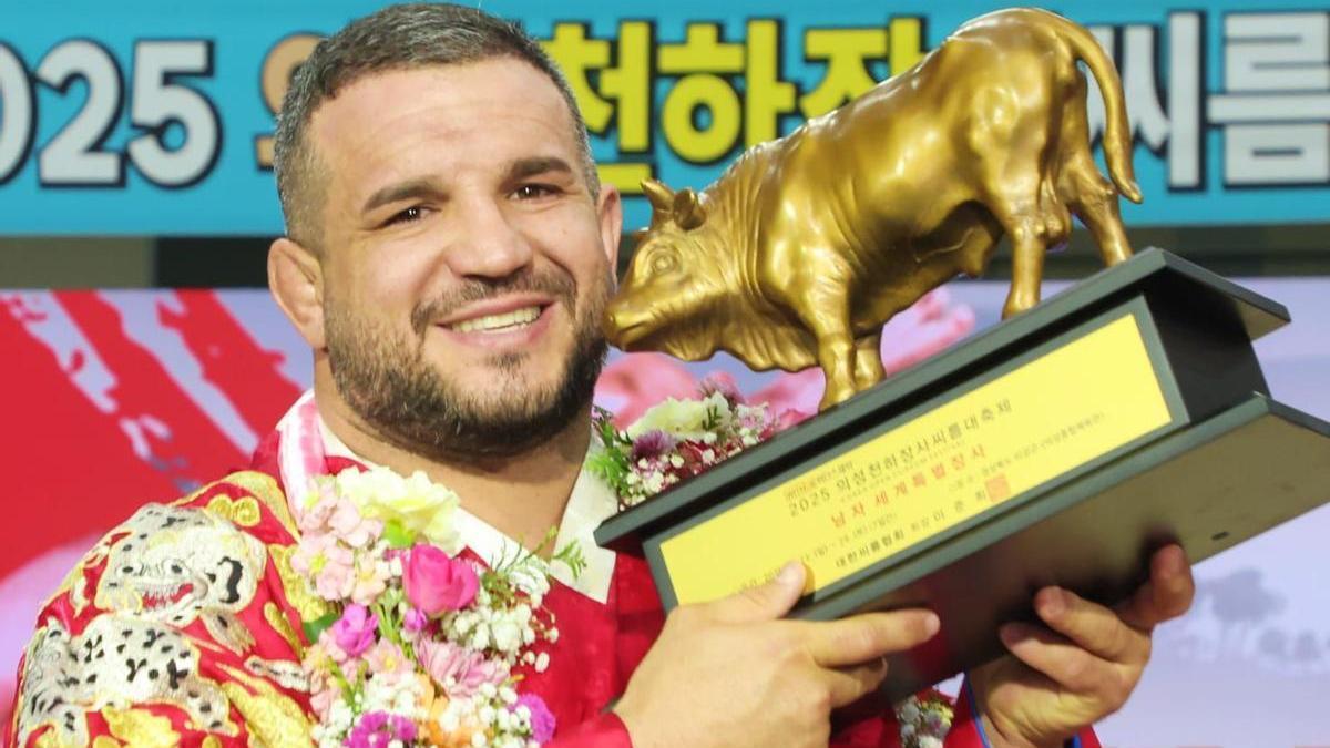 Alejandro Afonso, tras ganar en Corea del Sur, posa con el toro que lo acredita como campeón mundial.