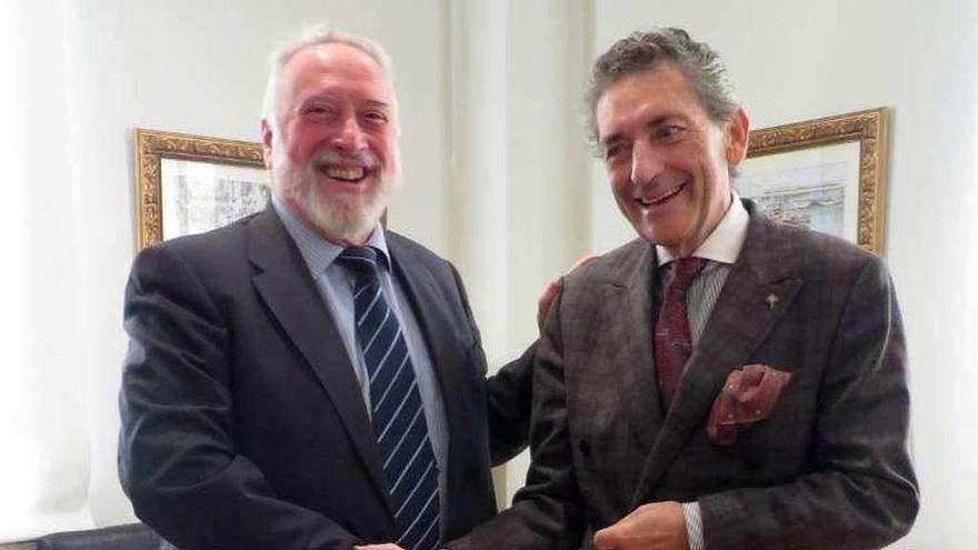 Enrique López Veiga ayer con Carlos Mouriño. // FdV