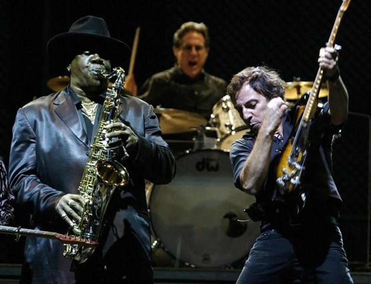 Bruce Springsteen toca amb la seva banda en el concert que va oferir fa nou anys a l’Estadi Olímpic de Barcelona.