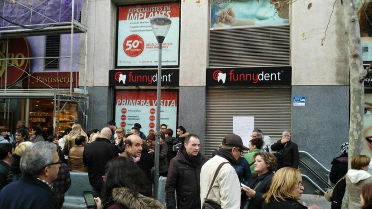 Foto publicada en Facebook de la concentración en Sabadell de los afectados por el cierre de Funnydent.